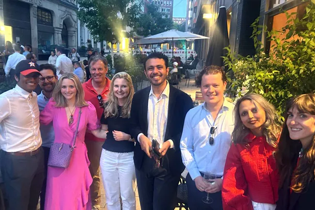 Students and alumni outside on a city street in Hamburg, Germany